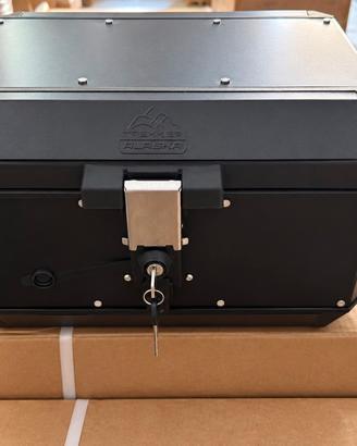 GIVI Trekker Alaska 56L Black Line + Kit completo