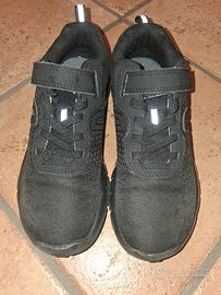 Scarpe da ginnastica nuove n. 33