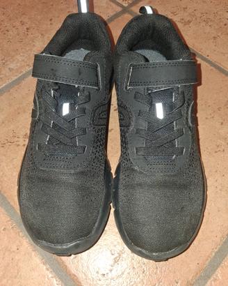 Scarpe da ginnastica nuove n. 33