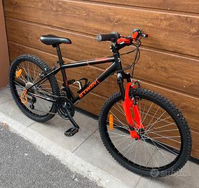 Bicicletta MTB Rockrider. cambio Shimano ruota 24