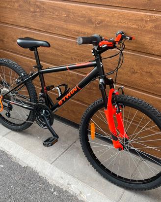 Bicicletta MTB Rockrider. cambio Shimano ruota 24