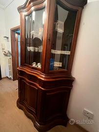 Vetrina 500 € , Tavola con 4 sedie  250 €
