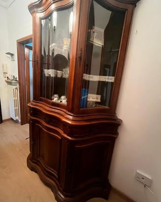 Vetrina 500 € , Tavola con 4 sedie  250 €