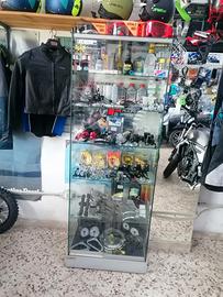 Vetrine da negozio con rotelle e lucchetti vetri