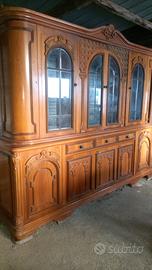 Mobile da soggiorno grande con tavolo sedie