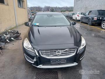 Volvo v60 2.0td 2014 demolita per ricambi