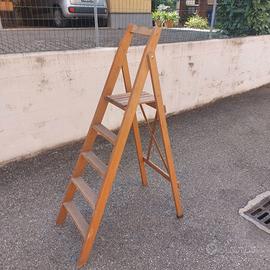 Scaletta in legno richiudibile