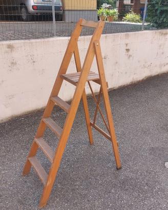 Scaletta in legno richiudibile