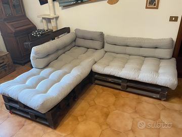 Divano angolare in pallet con cuscini inclusi