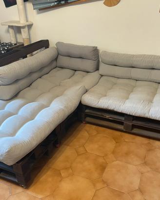 Divano angolare in pallet con cuscini inclusi