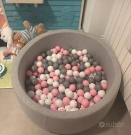 Piscina di palline bimba