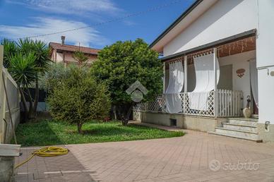 CASA INDIPENDENTE A MASSA