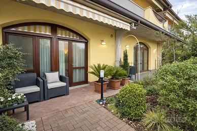 Appartamento piano terra con giardino in centro Po