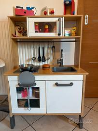 Cucinetta Ikea con molti accessori