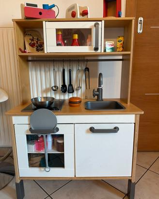 Cucinetta Ikea con molti accessori