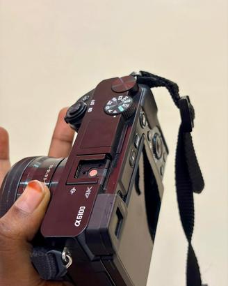 Sony alpha a6100 con Obbiettivo e accessori
