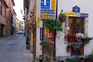 Locale e tabaccheria cartoleria