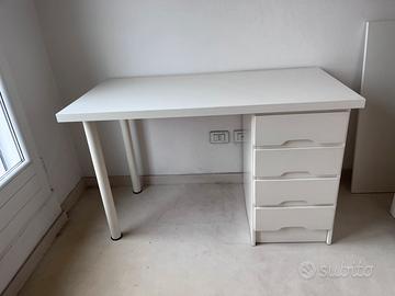 Scrivania IKEA con cassettiera