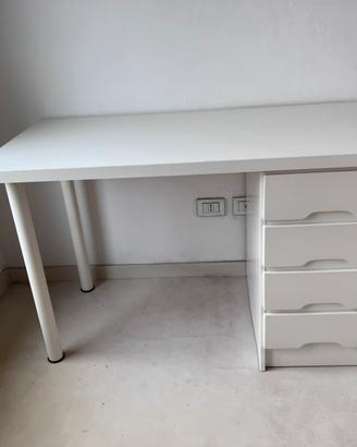 Scrivania IKEA con cassettiera