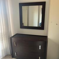 Cassettiera marrone e specchio in legno