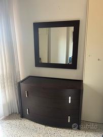 Cassettiera marrone e specchio in legno