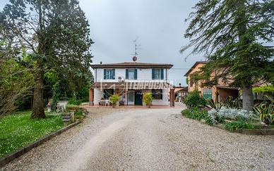 VILLA BIFAMILIARE CON AMPIO GIARDINO IN ZONA TRANQ
