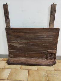 Antico lavatoio in legno.