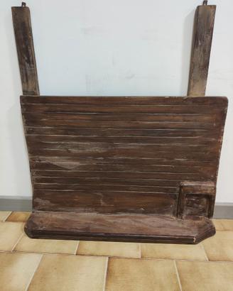 Antico lavatoio in legno.