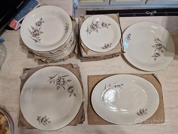 Servizio piatti in porcellana con giro in oro