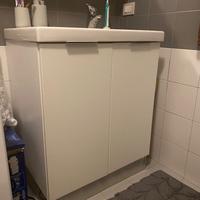 Lavatoio con mobile e miscelatore