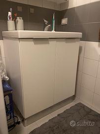 Lavatoio con mobile e miscelatore