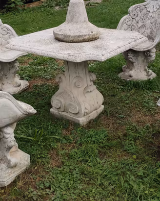 Tavolo e poltrone in graniglia di cemento