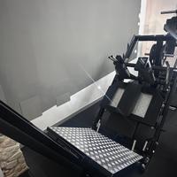 Combinata PRESSA/HACK SQUAT della GYMEQUIP