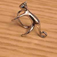 orecchino da lobo a forma di gatto 