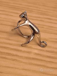 orecchino da lobo a forma di gatto 
