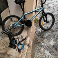 BMX da 20 con vari accessori