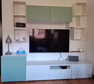 Composizione Ikea per soggiorno-angolo TV.