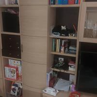 Parete attrezzata da soggiorno con faretti