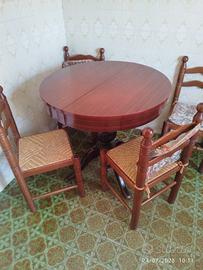 Tavolo allungabile con sedie 
