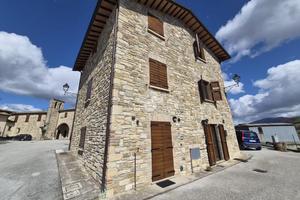 CASA SEMINDIPENDENTE A GUALDO TADINO