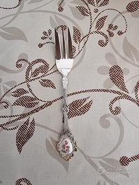 Servizio di posate vintage con vassoio coordinato