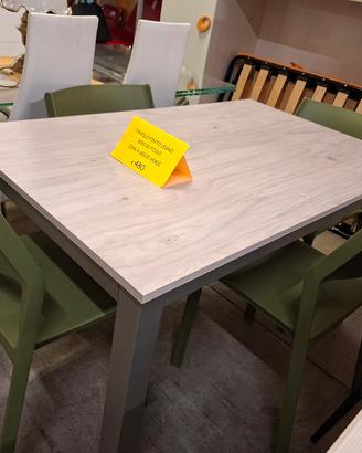 Tavolo finto legno con 4 sedie 