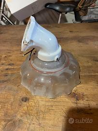 Vecchia lampada in ceramica e vetro