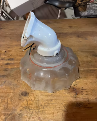 Vecchia lampada in ceramica e vetro