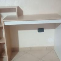 Scrivania con libreria
