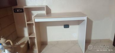 Scrivania con libreria