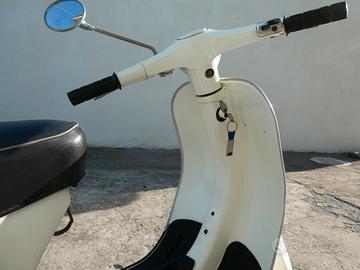 Vedo Vespa 125 Primavera bianca