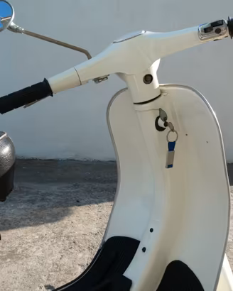 Vedo Vespa 125 Primavera bianca