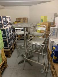 Tavolini con sgabelli