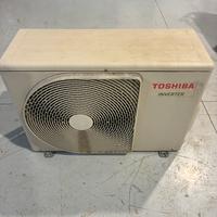 Unità esterna condizionatore Toshiba danneggiato